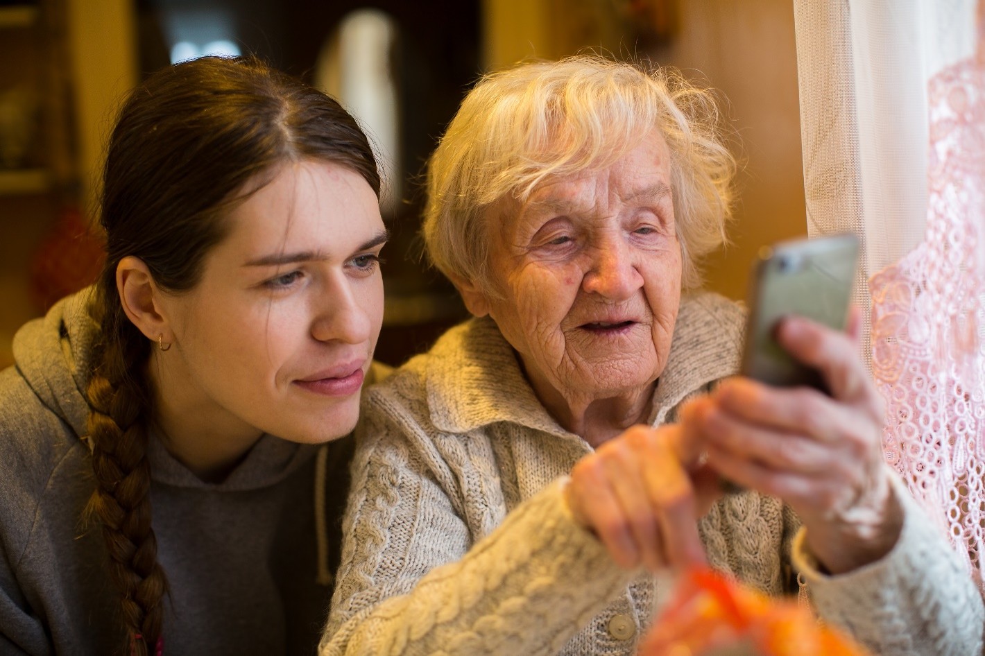 Mann mit Frau am Smartphone